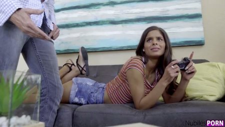 Отучаем сводную сестру брать приставку без спроса