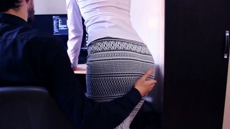 Секретарша охотно подмахнула своему начальнику