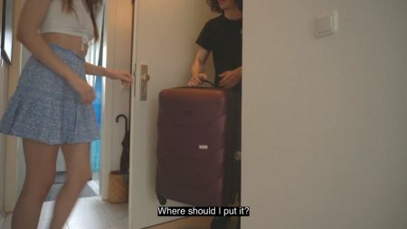 Так рада чемодану что дала курьеру