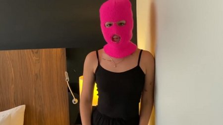 Смазливая воровка получила сперму на лицо