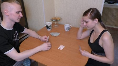 Телка совсем не умеет играть в карты
