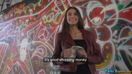 Красивая мулатка за деньги и сиськи показала и потрахалась