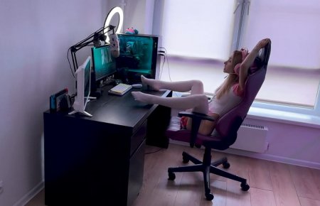 Зашел в комнату когда сестра дрочила в привате